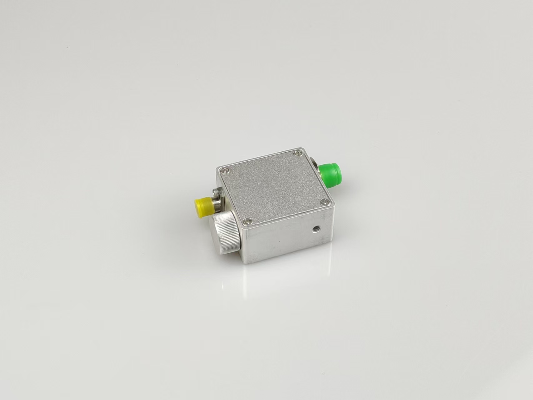DET30是一種即用型高速光電探測(cè)器，可與光學(xué)系統(tǒng)中的FC連接光纜一起使用。